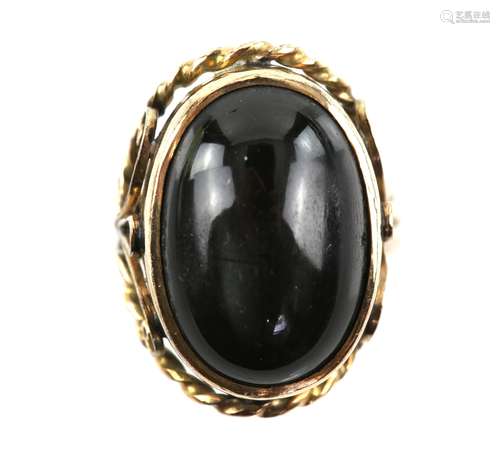 Black star diopside ring, oval cabochon cut diopside measuring 18.2 x 12.3mm, stamped 14 ct, ring