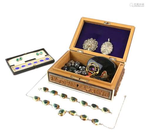 Inlaid box containing Victorian locket testing as silver with floral inlay decoration, operculum set