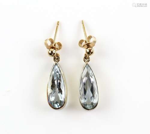 Four pairs of aquamarine earrings, pear cut aquamarine drops, estimates total weight 4.50 carats,