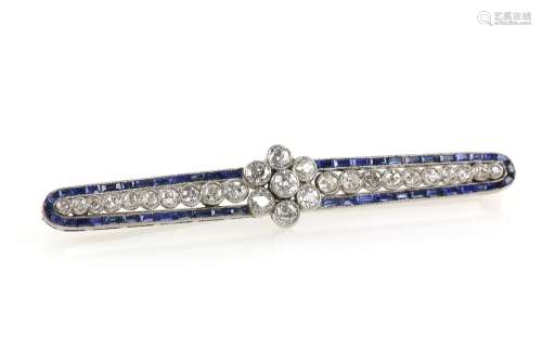 Art Deco bar brooch, the central daisy set with old cut diamonds, further diamonds in millegrain