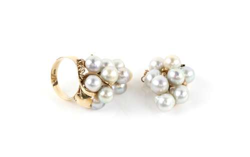 Grape form pearl ring, eleven pearls, with pink, grey and cream hues, each measuring 7mm, ring