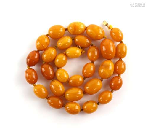 Graduated oval amber bead necklace, largest bead measuring 2.2 x 1.6cm, strung with knots, with