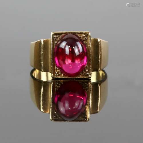Gold ring set synthetic ruby cabochon mount testing as 14 ct, C 1970, ring size T. CONDITION14 ct