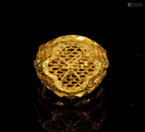 Gold ring, central Saudi Arabia emblem in quatrefoil mesh section, textured shoulders, stamped 21