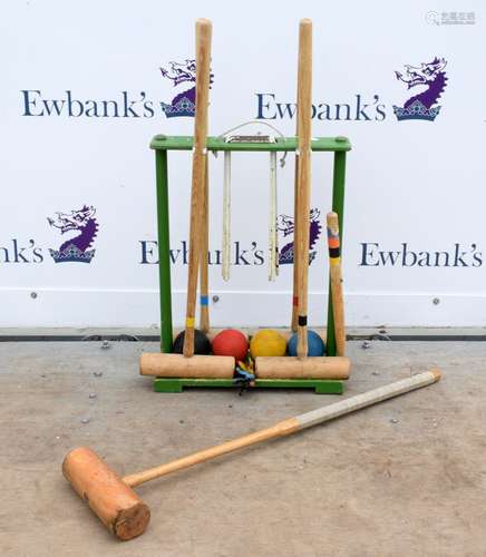 Croquet set comprising a caddy, four mallets, four balls, four clips, six hoops and a finishing peg