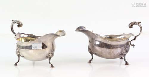 Pair of George VI silver sauce boats by Roberts & Belk, Sheffield 1945, 466.8gm, 15oz