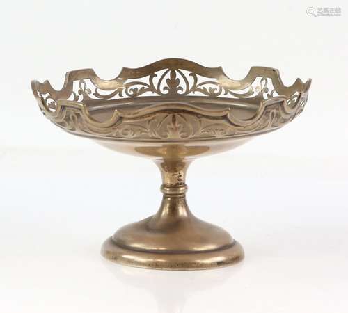 George V silver tazza, with pierced gallery and engraved bowl, Sheffield 1926, maker's mark