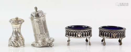 Edward VII silver peppermill, by Joseph Braham, London 1903, 8 cm high, together with a pair of