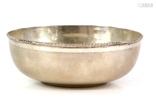 Continental silver bowl, with matt-finished body and rope-twist rim, stamped Silver to the