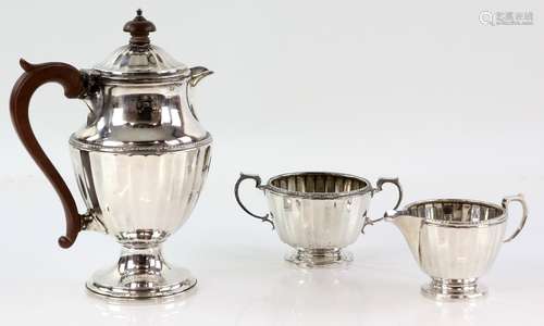 George V silver part tea service, comprising hot water jug, sugar bowl and cream jug, all with