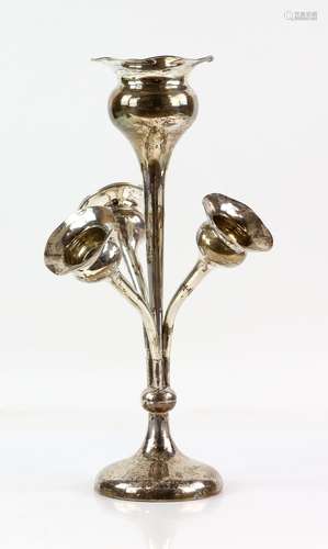 Edward VII silver epergne, by Walker & Hall, Sheffield 1906, with central flute in the form of a