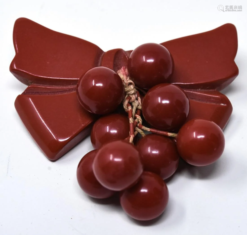 Red Chunky Bakelite Carved Ribbon Bow Brooch / …