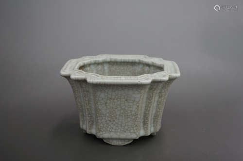 Chinese Chinese guan kiln porcelain flowerpot