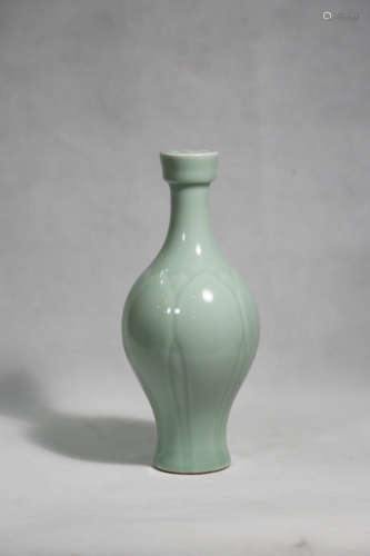 Chinese Chinese qianlong period bean green glaze porcelain bottle