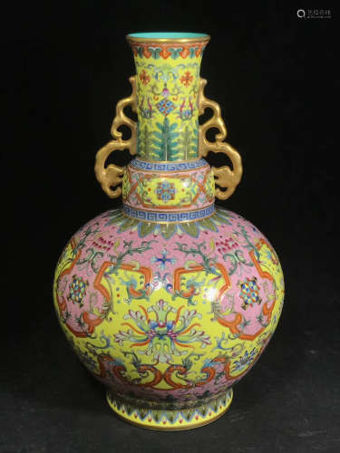 Chinese Chinese Qing dynasty qianlong period porcelain bottle with flower pattern