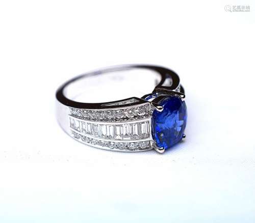 Bague or blanc en son centre un saphir ovale Naturel CEYLAN d'un bleu intense et [...]