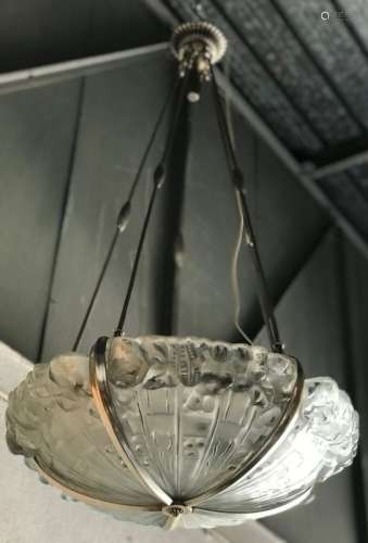 LUSTRE GENET & MICHON Armature en bronze nickelé enchassant cinq plaques de verre [...]