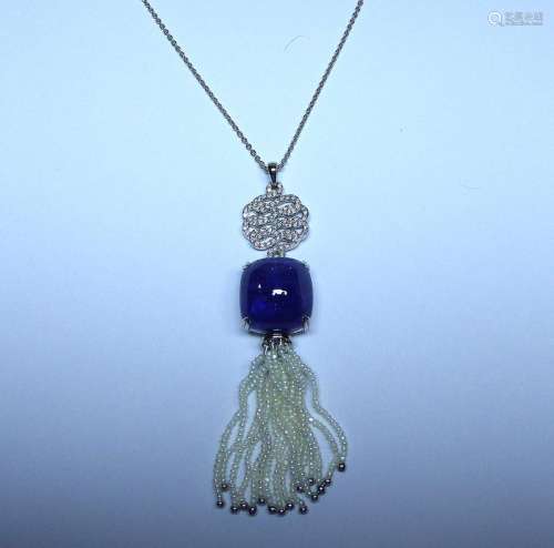 Pendentif or blanc soutenant une importante tanzanite NATURELLE carrée cabochon [...]