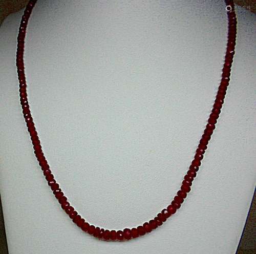 Très beau et très rare, un collier chute en rubis pesant 65 c. env - fermoir or [...]