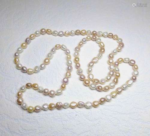 Un sautoir très original en perles de culture naturelles multicolores de forme [...]