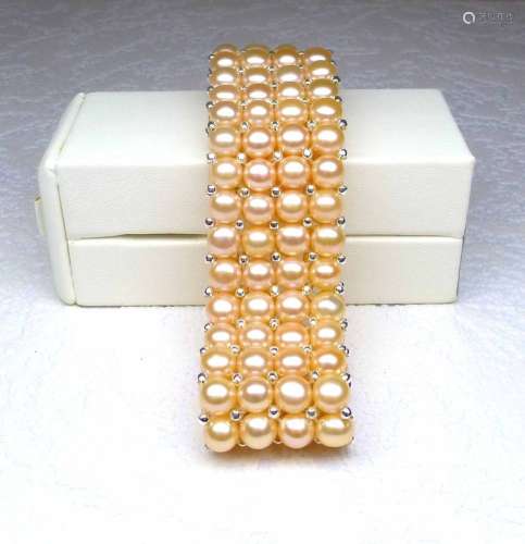 Un bracelet 4 rangs en perles de culture naturelles couleur saumon 6 mm montées sur [...]