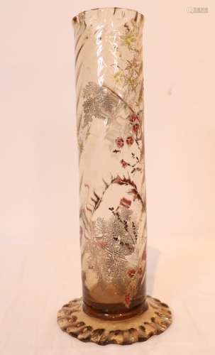 EMILE GALLE CRISTALLERIE Vase tube reposant sur un pied pétiolé décoré de [...]
