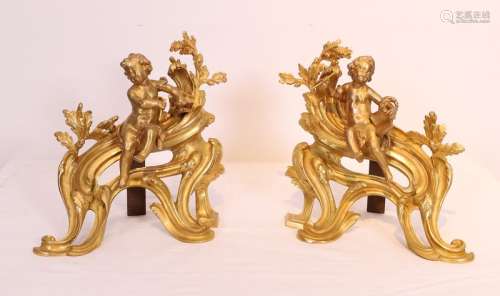 BELLE PAIRE DE CHENETS XVIIIe SIECLE En bronze ciselé doré à décor de rinceaux, [...]