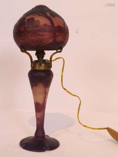 LAMPE CHAMPIGNON DE RICHARD Décor de paysage lacustre et montagneux sur fond violine [...]