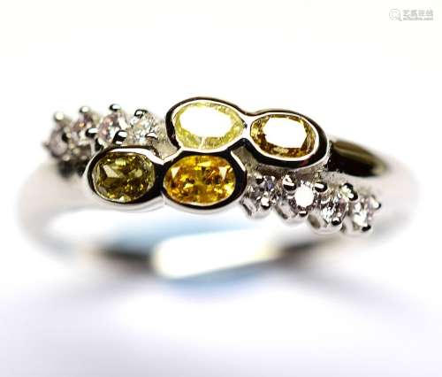 Bague en or blanc sertie par 4 diamants de couleur NATURELLE de forme ovales, [...]