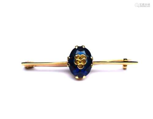 Broche or jaune centrée d'une pierre bleue incrustée d'un motif or -or 2,6 g. -