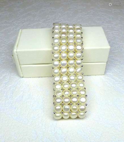 Un bracelet 4 rangs en perles de culture naturelles 6 mm montées sur élastique et [...]