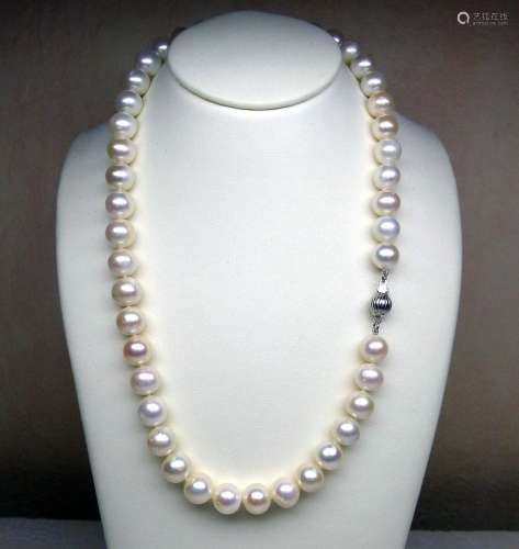 Un très joli et important collier de perles de culture naturelles diamètre 9,5 mm [...]