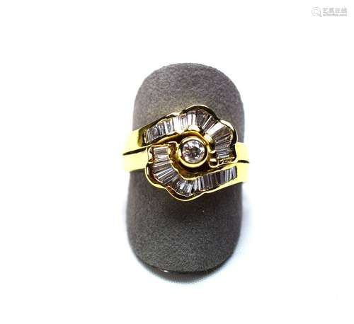 Bague double anneau centrée en clos d'un diamant rond taille moderne dans un [...]