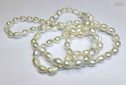 Un sautoir très original en perles de culture naturelles de forme baroque d'une [...]