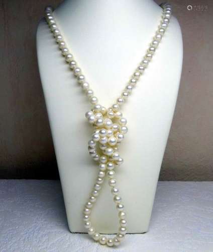 Un sautoir en perles de culture naturelles diamètre 7 - 7,5 mm d'une longueur de [...]