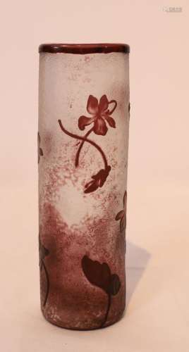 VASE DAUM NANCY Petit vase trilobée à décor de violettes à la meule sur un fond [...]