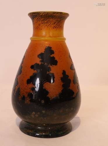 PETIT VASE D'EMILE GALLE (1846-1904) Décor de paysage de sapins noir avec inclusions [...]