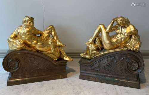 PAIRE DE CHENETS En bronze à patine brun nuancé er bronze doré représentant une [...]