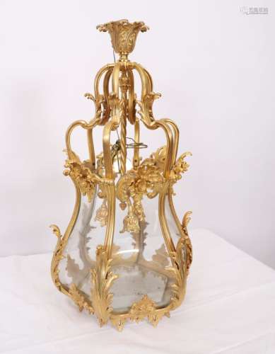 CHARMANTE LANTERNE MOUVEMENTEE DE STYLE LOUIS XV En bronze et verre, à décor [...]