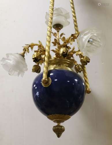 LUSTRE EN BRONZE DORE ET PORCELAINE A quatre bras de lumières avec tulipes en verre [...]