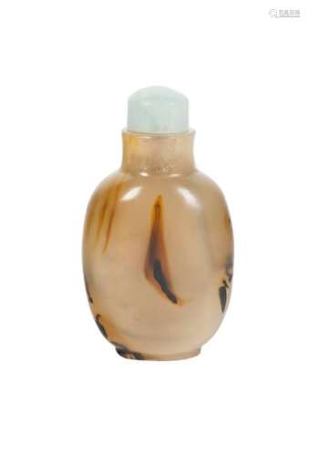 A carved dendritic agate snuff bottle. Qing dynast…
