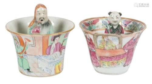 A pair of trick cups in porcelain. Famille Rose. C…