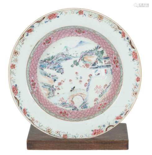 A large porcelain dish. Famille Rose. China. Qianl…