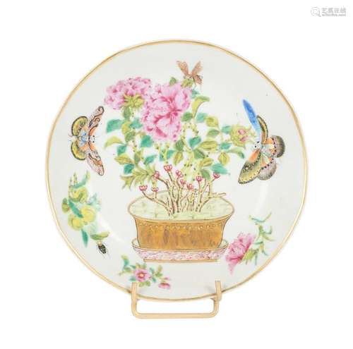 A fine Famille Rose saucer dish. China. Qing dynas…