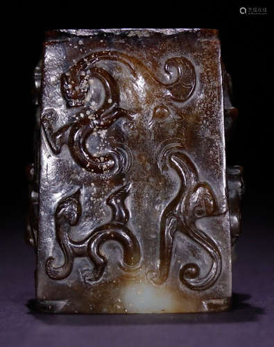 AN ANTIQUE JADE PENDANT CARVED WITH DRAGON