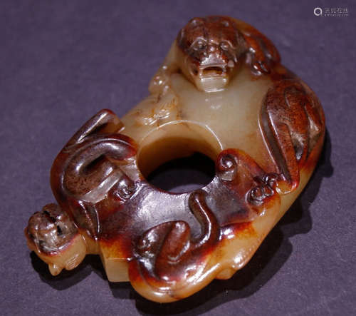 AN ANTIQUE JADE PENDANT CARVED WITH DRAGON