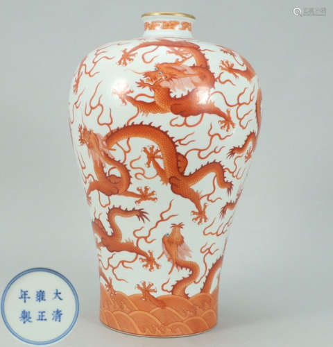 AN ALUM RED GLAZE MEIPING VASE PAINTED WITH DRAGON PATTERN