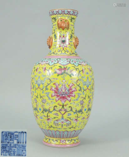 A FAMILLE ROSE GLAZE VASE PAINTED WITH AUSPICIOUS PATTERN