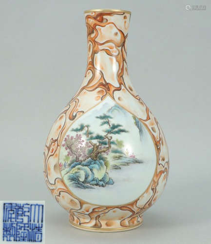 A FAMILLE ROSE GLAZE VASE PAINTED WITH LANDSCAPE