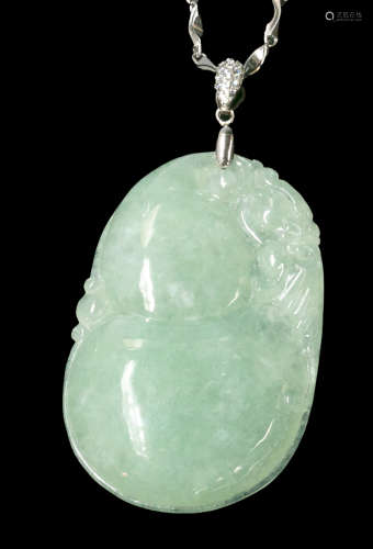 A RUYI JADE PENDANT WITH SILVER NECKLACE